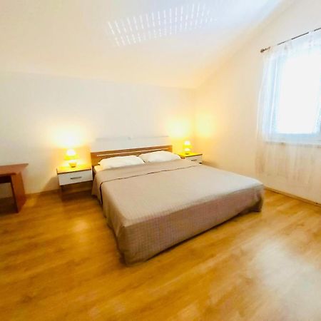 Apartments&rooms Viskic Rab Town Buitenkant foto